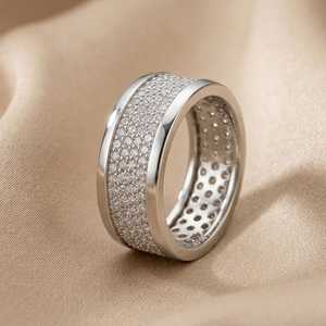 Anillo de banda ancha de moissanita de corte redondo de lujo con circonitas completas para unisex, de plata de ley 925, joyería de dijes para fiestas para amigos - Product Image 3