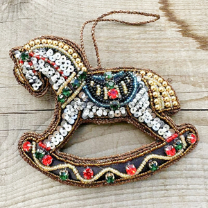 Ornement de Noël élégant tête de cheval blanc fait à la main perlé arbre de Noël décoration en feutre blanc avec accents argent or et rouge - Product Image 2