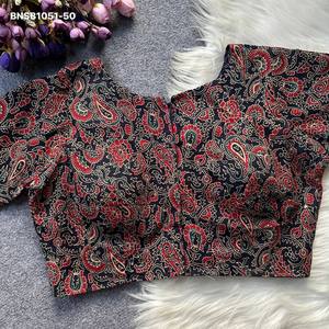 Colección de blusas listas para usar de algodón Ajrakh con diseño estampado de excelente calidad, del último modelo, proveedor de Surat. - Product Image 4