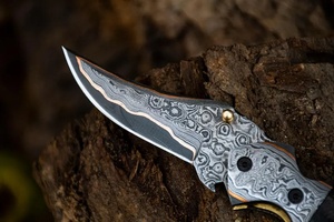 Couteau de poche pliant artisanal en acier Damas cuivré de qualité industrielle, pointe tombante, manche en Micarta, étui en cuir, garantie 3 ans - Product Image 6