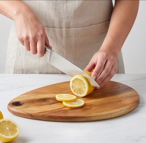 Planche à fromage en bois d'olivier en forme de goutte d'eau avec trou de suspension, plateau de charcuterie - Product Image 5