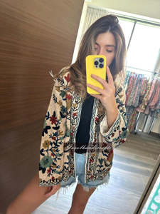 Chaqueta Corta Bordada a Mano con Diseño Floral Suzani para Mujer, Mangas Largas, Hecha a Mano, Estilo Boho Étnico, Colección de Prendas Exteriores - Product Image 3