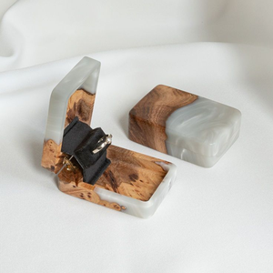 Caja de Anillo de Compromiso Personalizada Hecha a Mano con Resina y Madera, Regalo Único para Propuesta y Boda - Product Image 3