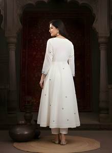 Conjunto de Kurta Anarkali estilo Angrakha de seda romana blanca para mujer, túnica acampanada hasta el suelo, pantalón y dupatta con bordados. - Product Image 6