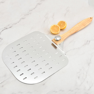 Pelle à pizza en métal perforé avec manche en bois, pelle à pizza professionnelle pour la cuisson au four et la préparation de pizzas - Product Image 3