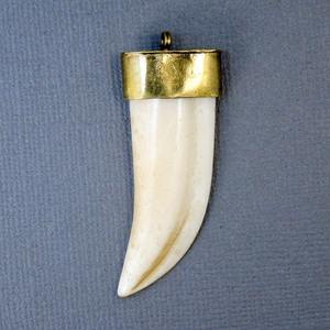 Colgante de Hueso Natural con Baño de Oro, Diseño Vintage de Animal, Joyería Unisex, Colgante Vikingo de Hueso - Product Image 1
