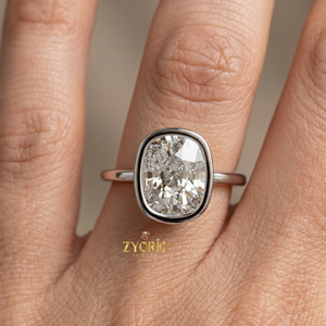 Anillo de compromiso solitario con bisel de oro de 18 quilates y corte cojín alargado - Product Image 5