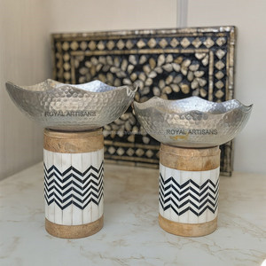 Bol décoratif moderne en métal martelé Base en bois incrustation de chevrons Bol de service à fruits fait à la main Thème floral Ensemble de plusieurs pièces Décor - Product Image 2