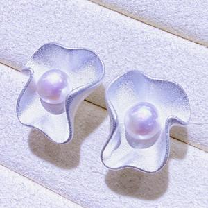 Pendientes de Perlas de Agua Dulce con Flores Mate Esmeriladas de Estilo Retro de Hong Kong para Mujer, Joyería de Estilo Frío para el Trabajo, de Fábrica de Zhuji - Product Image 1