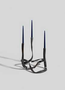 Support à bougies en aluminium fait main Blackbuck avec trois bougies bleues, écologique et durable pour la décoration de la maison - Product Image 3