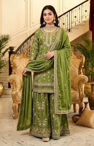 Ensemble de costume Sharara Designer Rangoli Crush avec dupatta, broderie lourde, tenue ethnique pour mariage et fête pour femmes, look premium - Product Image 5
