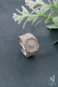 Anillo de Moissanita Chapado en Rodio con Incrustaciones de Oro, Corte Brillante Redondo, Banda de Plata con Engaste Pavé para Compromiso, Boda o Fiesta - Product Image 4