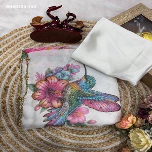 ผ้าไหมเทบบี้พิมพ์ลายดอกไม้สุดหรูหรา สีสันสวยงามทันสมัย พร้อมงานปักด้วยมือด้วยไหมพรมและมุก ผลิตโดยผู้ผลิตผ้าส่าหรีจากเมืองสุรัต - Product Image 1