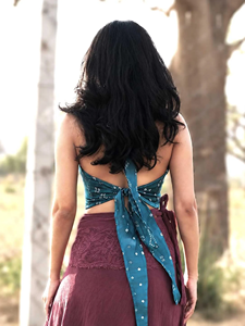 Top corto halter de algodón índigo hecho a mano con estampado Bandhani, estilo tradicional rajastaní, sin mangas, con cuello en V y espalda descubierta. - Product Image 4