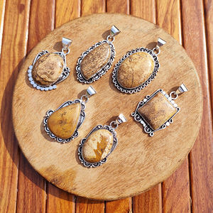 Colgante de Jaspe Natural con Diseño de Joyería, Hecho a Mano por Designer de JewelryTownIN, con Engaste de Latón Plateado, Estilo Bohemio, Unisex, para Bodas y Fiestas - Product Image 2