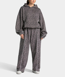 Survêtement femme surdimensionné en graphite imprimé léopard avec passepoil contrastant, comprenant un sweat à capuche et un pantalon de jogging à doublure contrastante - Product Image 1