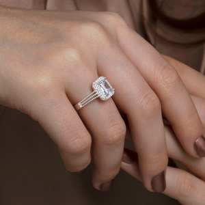 Bague de mariage classique en moissanite taille émeraude avec halo de diamants pour femme, en argent sterling 925, cadeau d'anniversaire raffiné pour partenaire - Product Image 1