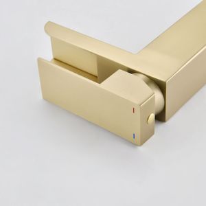 Rubinetto da Bagno Monocomando a Cascata Oro Spazzolato, 1-3 Fori, con Piastra di Fissaggio Solida per Lavabo - Product Image 6