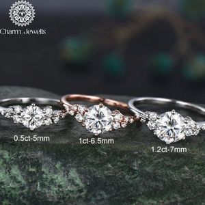 Bague de fiançailles en moissanite pour femme Charm Jewells, en argent et or platine, certifiée IGI, sertissage classique à griffes, pavé de pierres précieuses de 3 grammes - Product Image 3