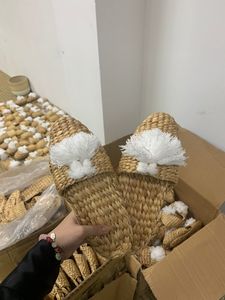 Chaussons artisanaux haut de gamme en jacinthe d'eau, tissés naturellement, pour hôtels, spas, centres de bien-être et usage domestique – Vente en gros Vietnam - Product Image 4