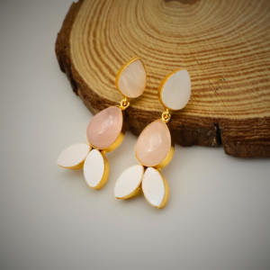 ต่างหูทรงหยดน้ำดีไซน์พิเศษ – โรสควอตซ์และมุกประดับด้วยทองคำ 18k - ของขวัญสำหรับเธอ - Product Image 4