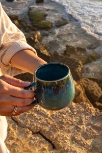 Taza de Cerámica Artesanal con Esmalte Efecto Océano Profundo, Silueta Curva, Asa Ergonómica, Retención Térmica para una Experiencia de Bebida Superior - Product Image 2