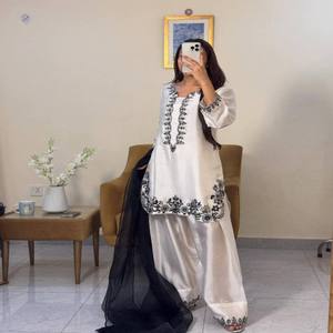 Ensemble Kurti Farshi Palazzo pour femme VASTRA COTTAGE, entièrement brodé à la main avec des perles, des paillettes et un dupatta en organza, entièrement cousu - Product Image 1