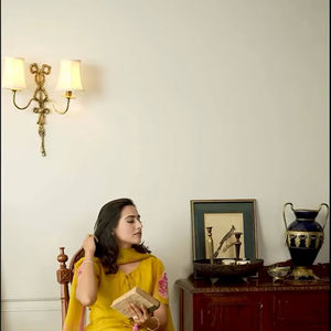 Ensemble de costume brodé à la main couleur moutarde, avec broderie de fils de soie crêpe et de sequins, comprenant un haut en soie crêpe, un salwar farshi et un dupatta. - Product Image 1