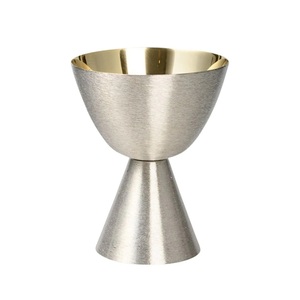 Calice doré tendance personnalisé avec un motif martelé en relief, fabriqué à la main en laiton de haute qualité, pour usage religieux et cadeau. - Product Image 2