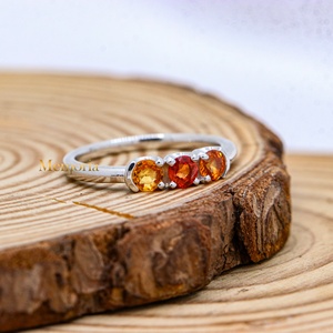 Vente en gros d'anneaux en argent sterling 925 massif avec saphir orange naturel rond à trois pierres, bijoux Memoria - Product Image 5