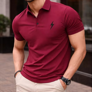 เสื้อยืดโปโลสีแดงเลือดนกพรีเมียมสำหรับผู้ชายของซาฟาอา -แขนสั้นทรงเข้ารูป - Product Image 1