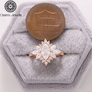 Bague de fiançailles et d'éternité classique pour femme en argent plaqué or rose avec moissanite taille coussin et sertissage à griffes - Product Image 5