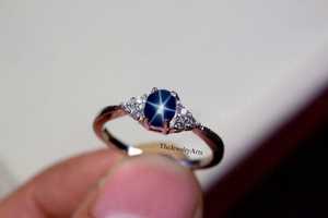 แหวนไพลินรูปดาว Lindy Star สีน้ำเงิน แหวนเงินแท้ 925 เครื่องประดับเงินสเตอร์ลิง, แหวนหมั้น Lindy Star, แหวนสัญญาสำหรับเธอ - Product Image 2