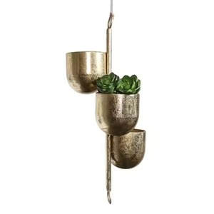 Ensemble de 3 pots à plantes succulentes suspendus en métal, finition dorée, utilisation intérieure et extérieure, design minimaliste, pots à fleurs - Product Image 1