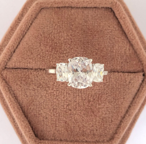 Anillo de compromiso de oro blanco con tres piedras de circonita cúbica talla cojín, anillo de boda vintage de oro macizo de 10K, anillo de propuesta, regalo para ella - Product Image 1