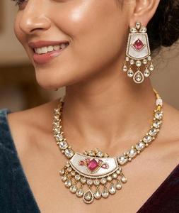 Exima - Conjunto de Collar y Pendientes de Latón con Incrustaciones de Kundan y Baño de Oro, Estilo Indo-Occidental, para Mujer, Ideal para Compromisos, Bodas y Fiestas - Product Image 3