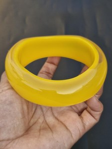 Bracelet rond en résine jaune, bijoux artisanaux de forme circulaire faits à la main - Product Image 3