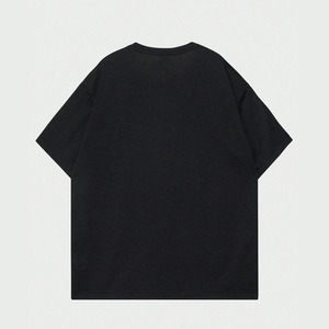 เสื้อกล้ามคอกลมแขนสั้นสไตล์โกธิคสำหรับผู้ชาย พิมพ์ลายตัวอักษรดิจิทัล ผ้าคอตตอนเจอร์ซีย์เนื้อนุ่ม ระบายอากาศได้ดี ดีไซน์โลโก้ด้านหน้า น้ำหนัก 220 กรัม - Product Image 4