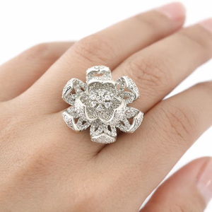 Anillo Floral de Plata de Ley 925 con Incrustaciones de Circonitas, Joyería de Diseño Audaz - Product Image 1