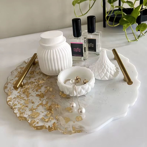 Plateau de service rond en résine fait main au design unique avec motif personnalisé par HF Crafts - Product Image 4