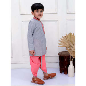 Conjunto de Kurta de Algodón a Rayas de Manga Larga para Niño con Pantalones Dhoti Gris y Coral, Lehenga Choli y Saree Cosidos y Elásticos - Product Image 5