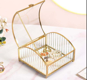 Caja de Joyería Clásica Dorada con Espejo, Baúl de Almacenamiento de Latón, Diseño Multifuncional para Sala de Estar (Personalizable) - Product Image 1