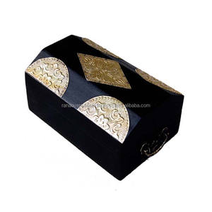 Lujoso joyero de madera negro y dorado con diseño elegante Estilos y tamaños versátiles a precios asequibles - Product Image 1