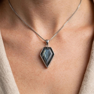 Collier pendentif en pierre précieuse labradorite naturelle 20 mm, chaîne en laiton plaqué rhodium/argent/or/or rose, style minimaliste, cadeau - Product Image 4