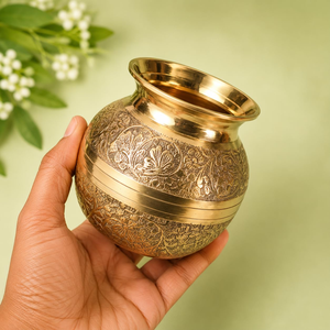 Kalash en laiton décoratif, pot à eau en laiton gravé avec un motif floral, récipient en métal traditionnel pour la prière au temple, la salle de prière, la décoration de la maison - Product Image 4