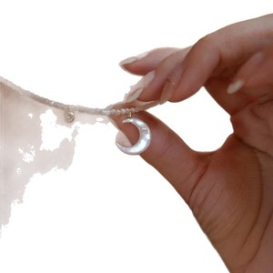 Collar de Perlas Naturales de Agua Dulce con Diseño de Luna y Concha de Mariposa Blanca, Diseño Versátil para la Moda de Primavera - Product Image 5