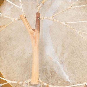 Tambor Chamánico Étnico Tradicional Hecho a Mano con Marco de Piel de Cabra y Mazo para Meditación, Yoga, Música Ritual y Decoración del Hogar - Product Image 4