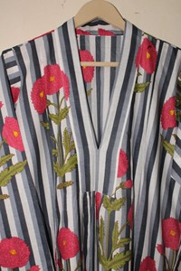 Vestido largo de algodón con estampado a mano para mujer, gris con rayas y flores rojas, corte holgado, cuello en V. - Product Image 4