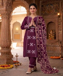 Salwar Kameez Bordado en Oferta para Mujer, Colección de Ropa Étnica Elegante, Estilo Moderno, Color Vino, 85101 - Product Image 1