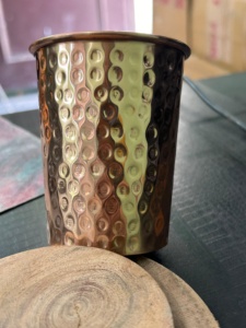 Vaso de Resina Ayurvédica de Alta Calidad de 200 ml, Diseño Martillado con Logotipo Personalizado, Recubrimiento Lacado, Vaso de Agua, Recuerdo, Artesanía de Resina Deportiva - Product Image 4